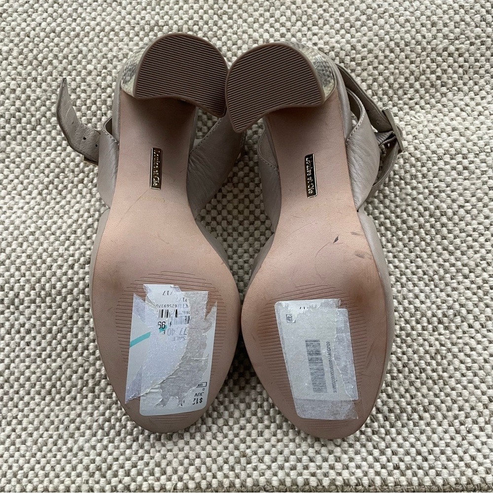 Neutral leather heels with stacked heel - Picture 6 of 6